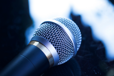 How to connect a microphone for singing: the complete guide