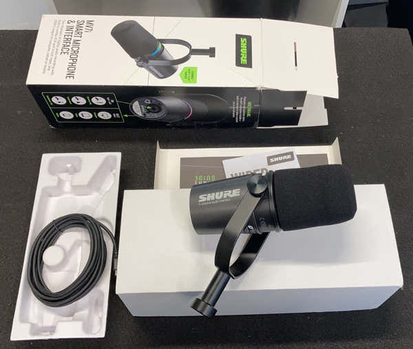 Shure MV7i - B Stock