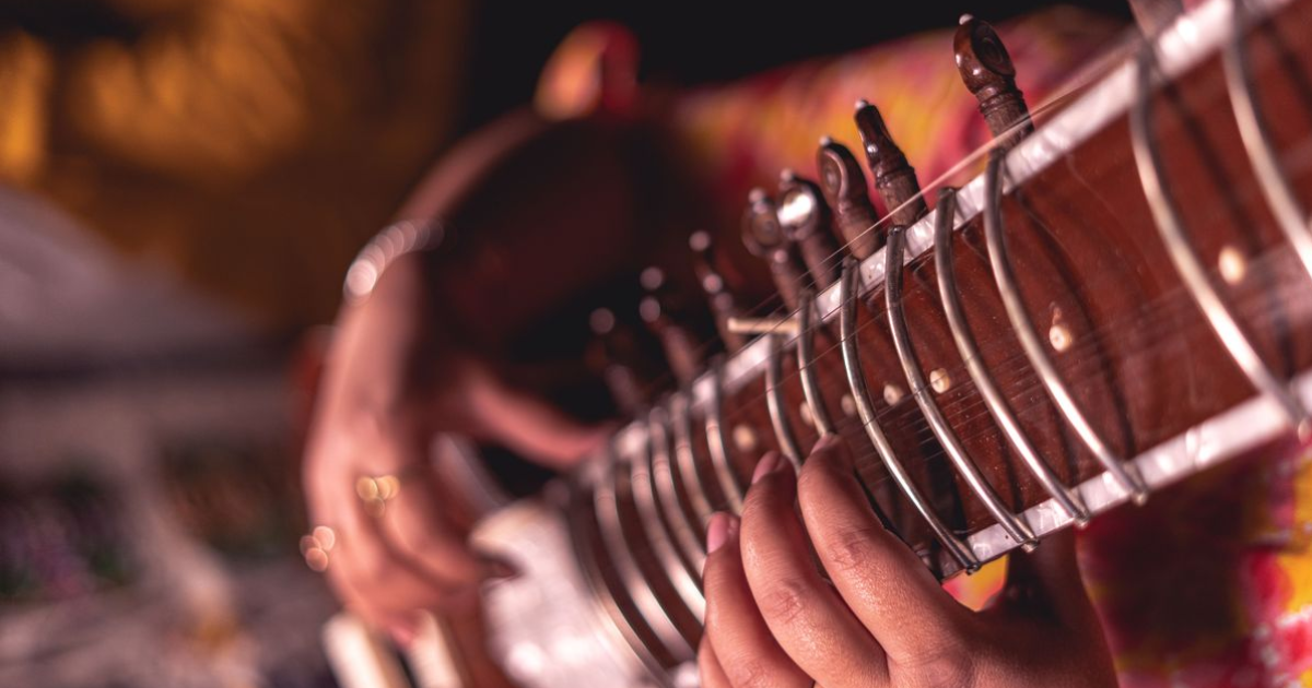 Le sitar : histoire et secrets de l&rsquo;instrument qui a envoûté le rock