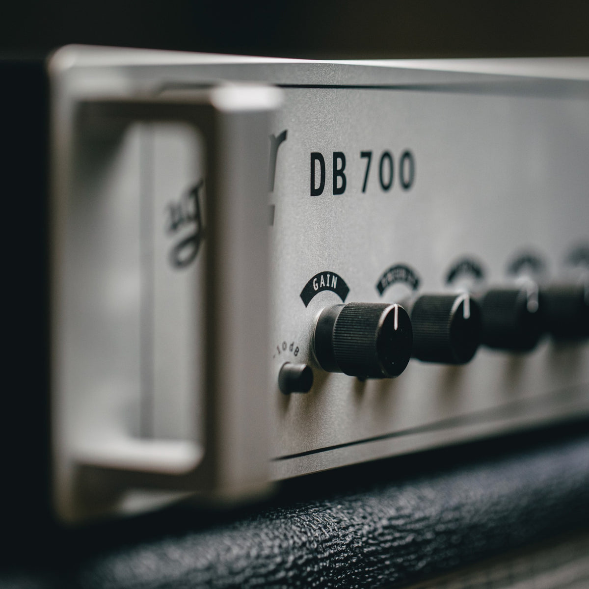 DB 700 Hybrid Amp