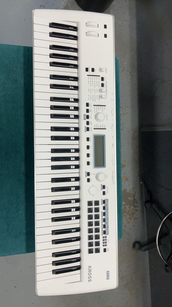 WHITE KROSS2 61 KEYS - B Stock